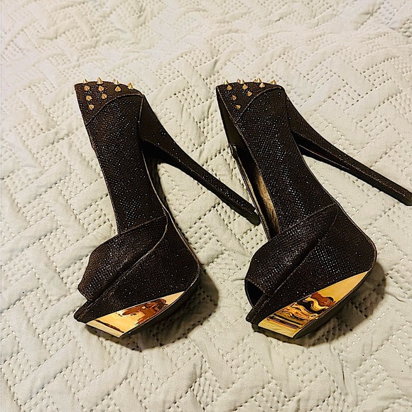Qupid Shoes - Qupid Black and Gold Studded Heels - Size 8.5 Like New +